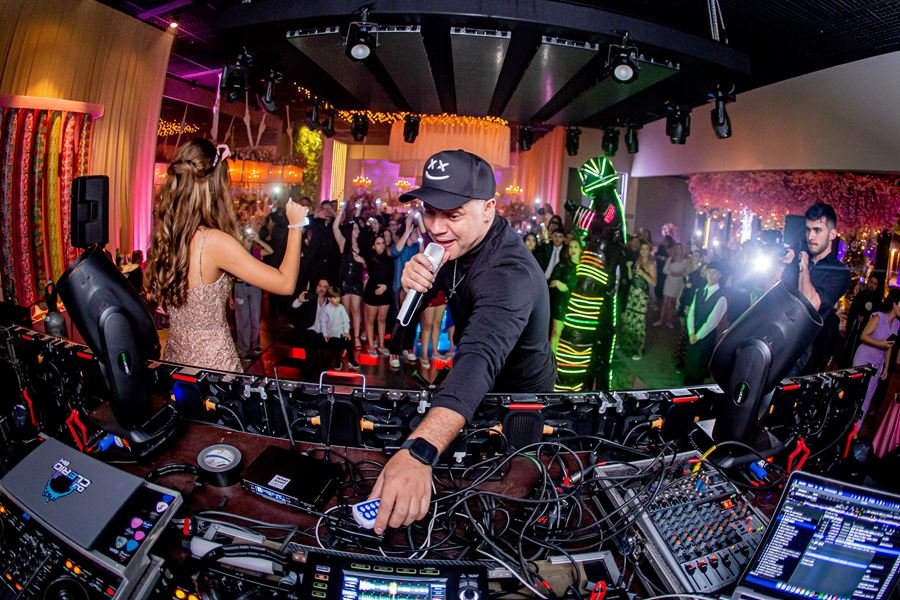 Edd Barros DJ na cabine, com a pista animada à frente.