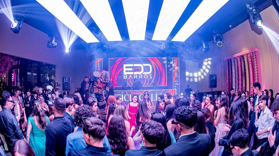 Pista cheia com painel de LED exibindo a marca Edd Barros DJ.