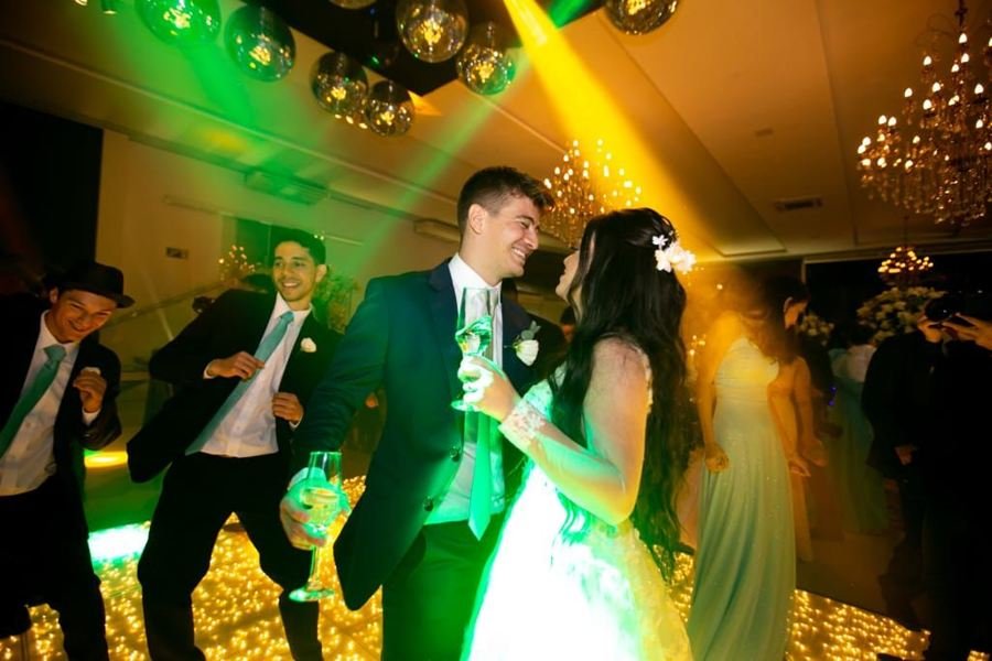 Noivos dançando na pista em casamento com Edd Barros DJ.