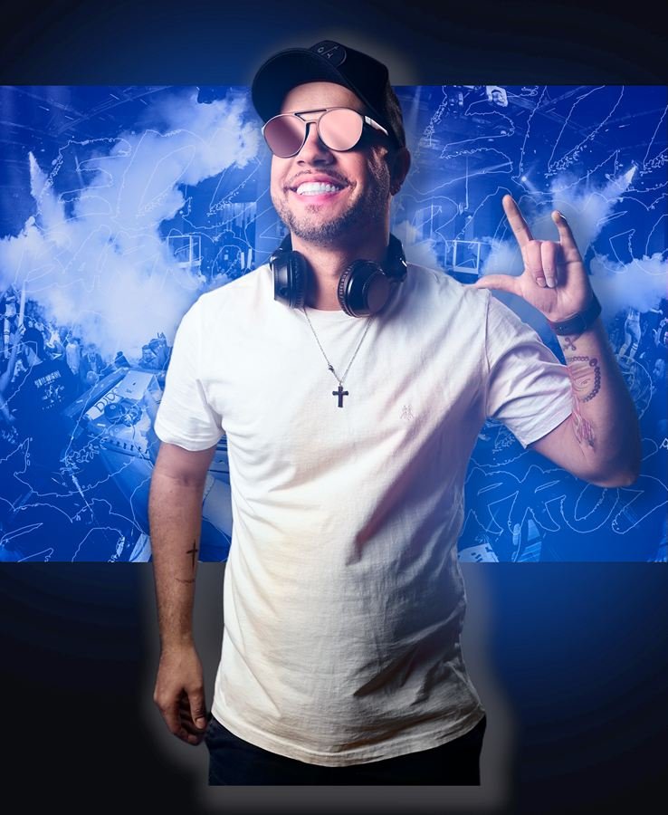 Edd Barros DJ de óculos espelhados e camiseta branca, sobre fundo azul com nuvens.