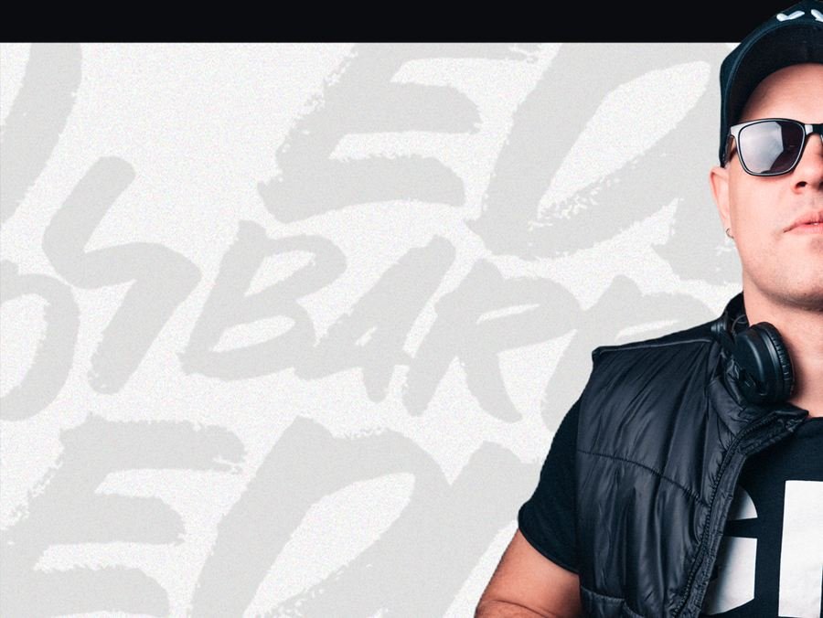 Edd Barros DJ com a logo em marca d'água ao fundo.